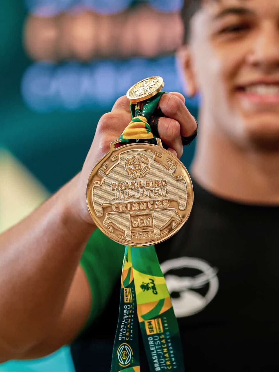 Isaque exibindo uma medalha dourada após campeonato