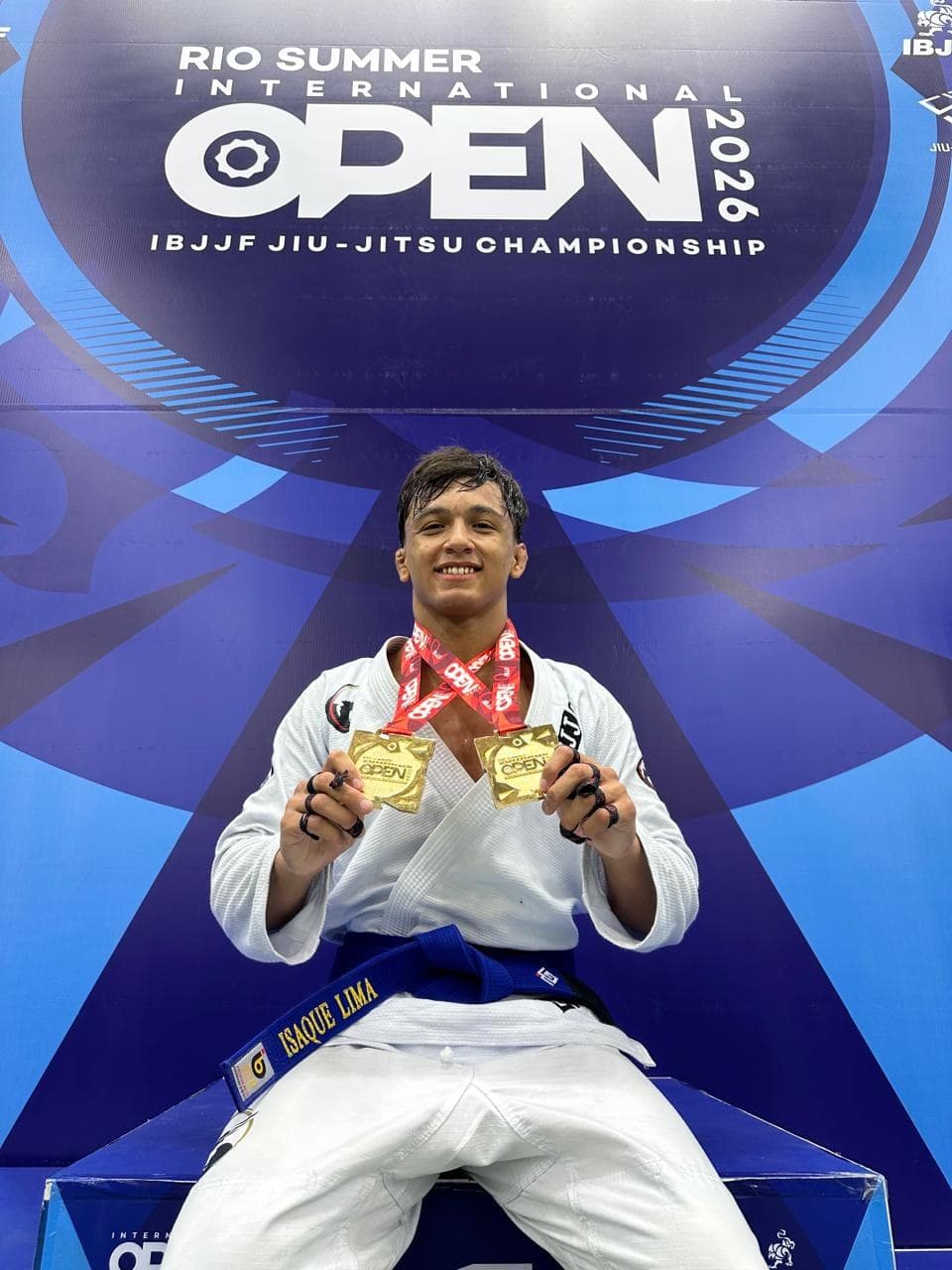 Isaque de kimono com medalhas no International Open