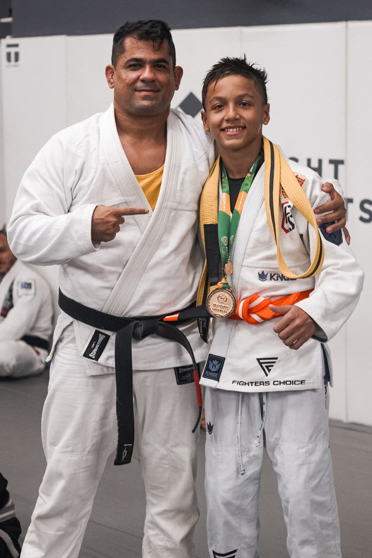 Isaque com o pai e medalhas após competição