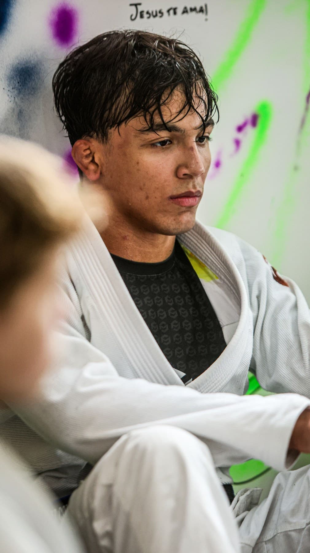 Isaque de kimono branco em momento de concentração