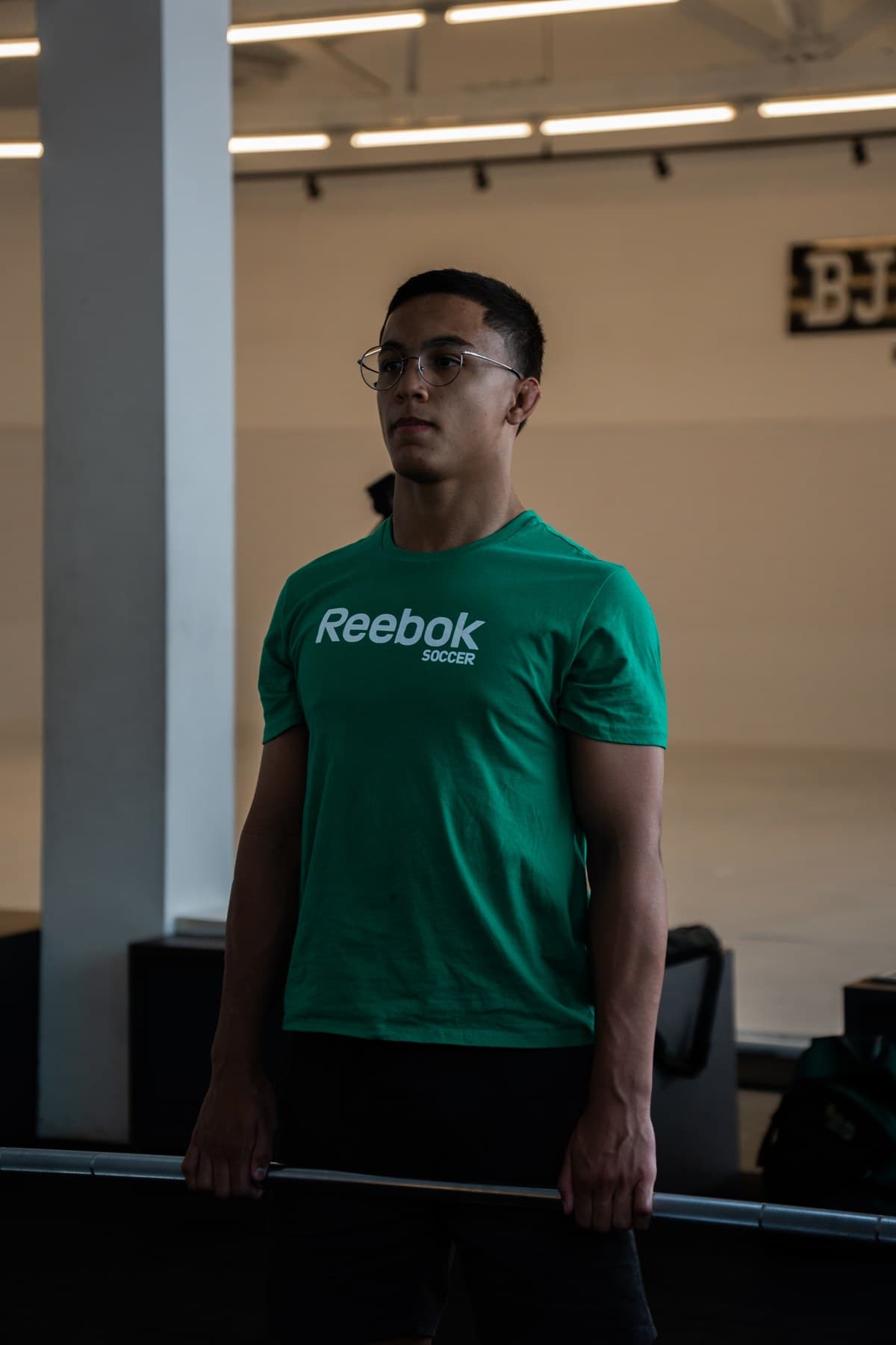 Isaque de camiseta verde durante a preparação na academia