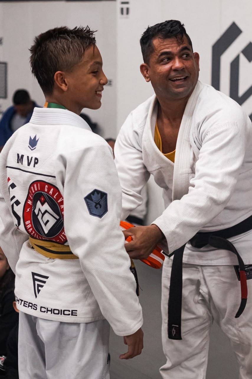 Isaque e o pai de kimono na academia