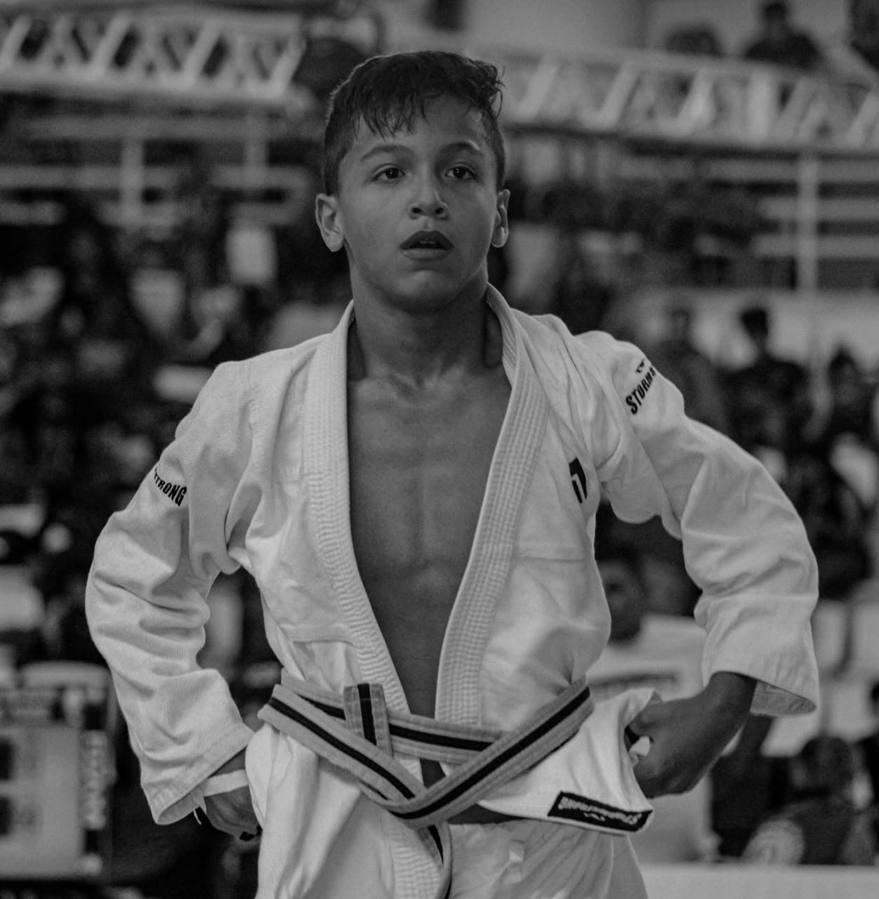 Isaque ainda criança de kimono no tatame