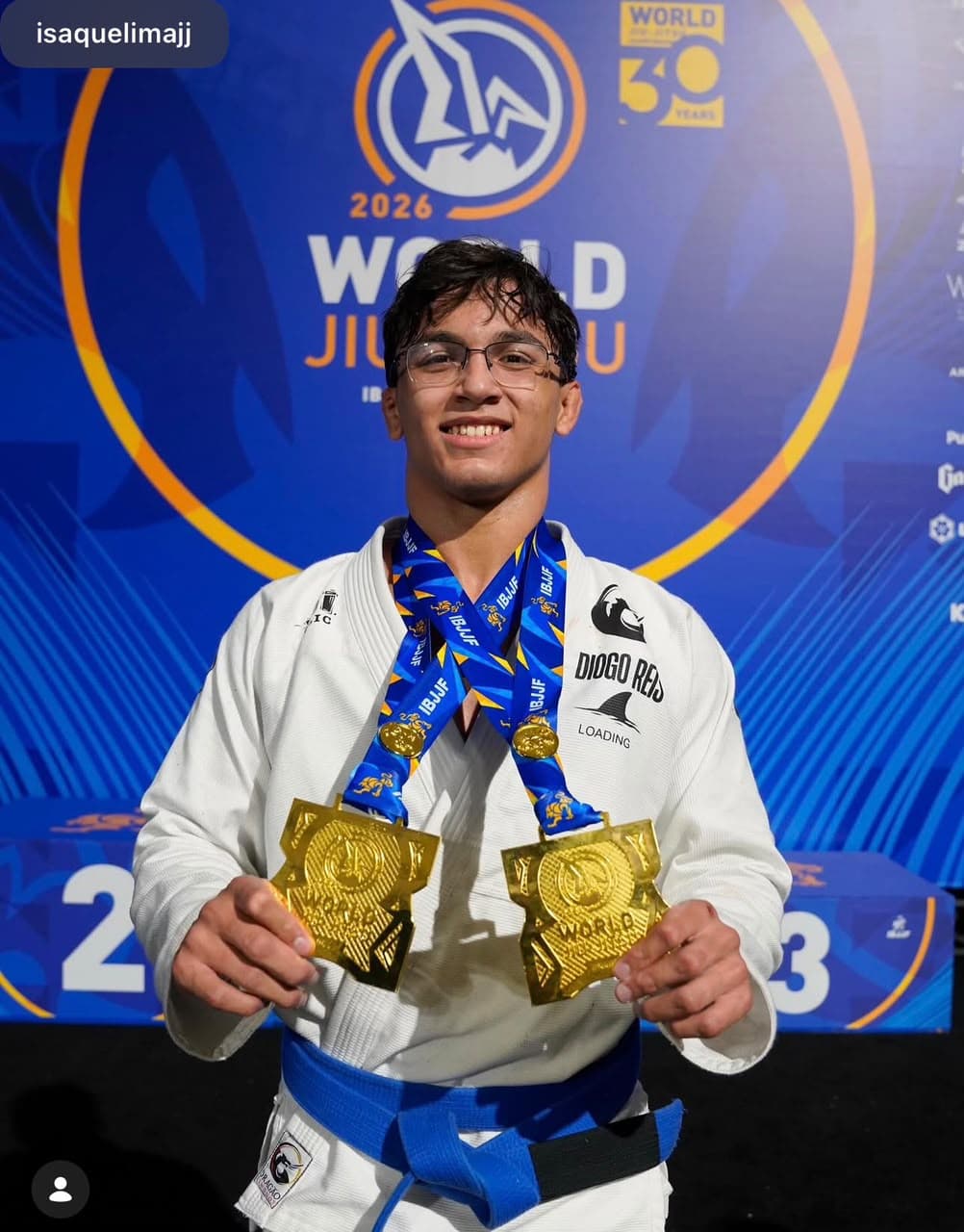 Isaque de kimono branco exibindo medalhas em campeonato de jiu-jítsu