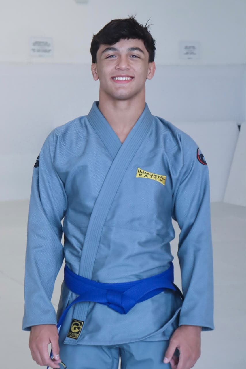 Isaque Lima com kimono de jiu-jítsu